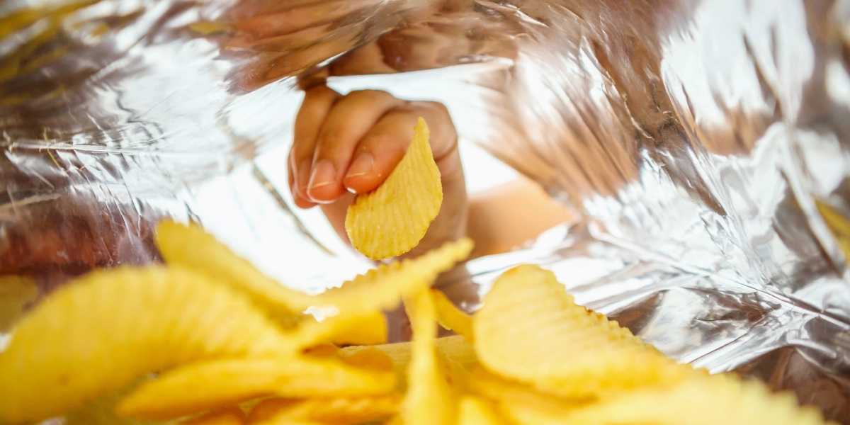 3-årig dreng åbnede en pose chips: Så brød han grædende sammen