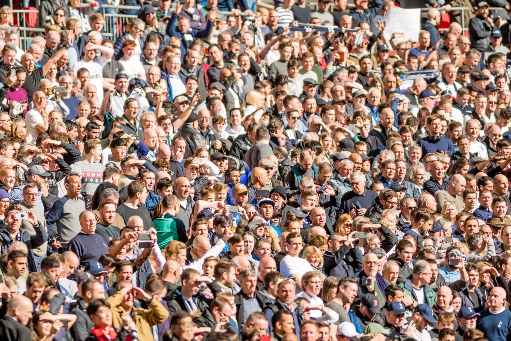 Fodbold-fan i kritisk tilstand: Faldt ned fra tribune under landskamp