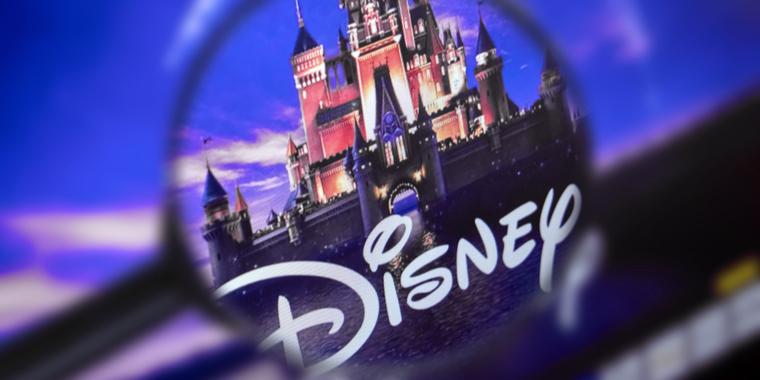 Nu advarer Disney+ om særligt indhold