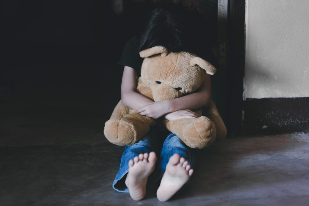 21-årig mand tiltalt for at belure og beføle sovende børn i dansk by