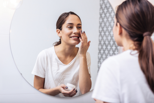 Lav din egen hjemmebehandling af din ansigtshud med produkter fra IS CLINICAL