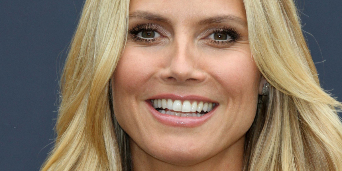Heidi Klum gør det igen: ‘Lufter’ brysterne på rød løber