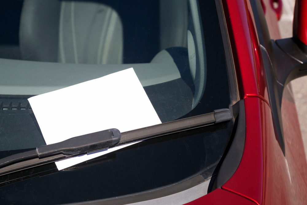 Kvinde var blevet efterladt sønderknust: Men så opdager hun en seddel under vinduesviskeren