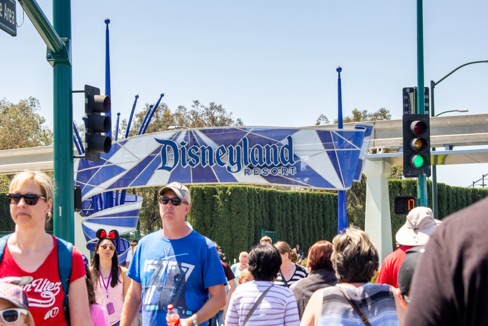 Sagsøger Disney efter ‘voldsom olfert: Blodet begyndte at strømme ud mellem hendes ben