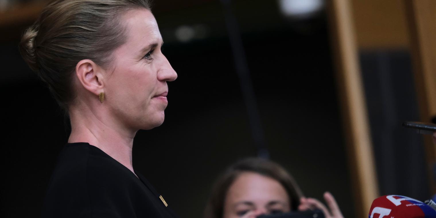Forlader Folketingssalen: Mette Frederiksen ramt af akut sygdom i familien