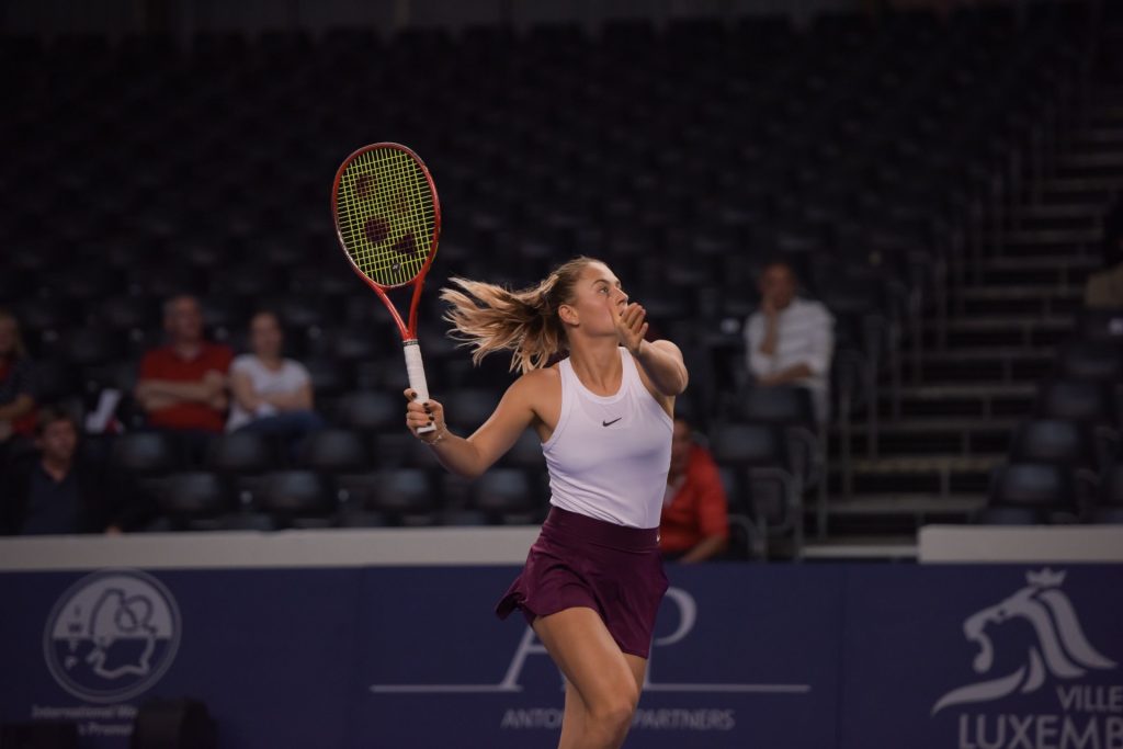Verdenskendt tennisstjerne smider tøjet: “Sikke en ære”