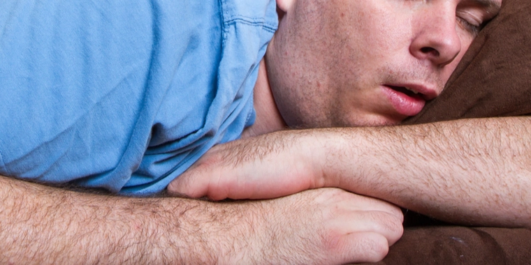 Efter 3 år flytter par sammen: Nu sover han på sofaen