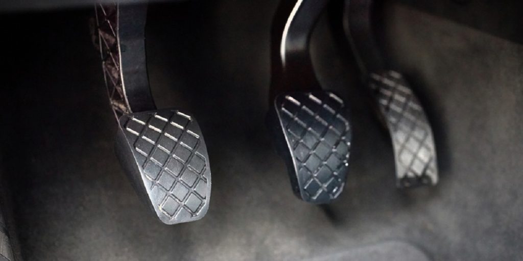 Derfor må du ALDRIG træde på kobling og bremse på samme tid