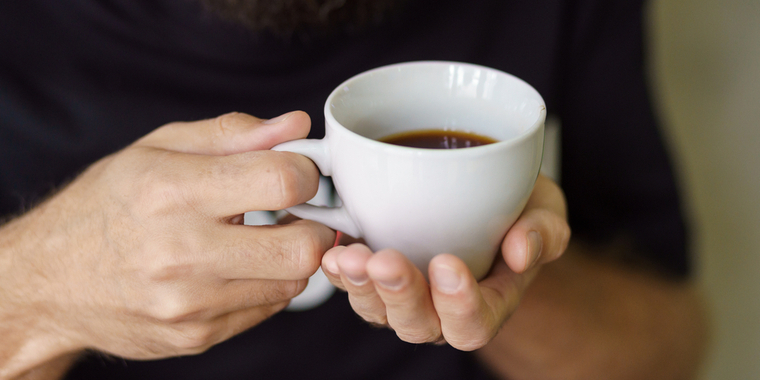 Læge advarer: Derfor skal du ikke drikke kaffe som det første om morgenen