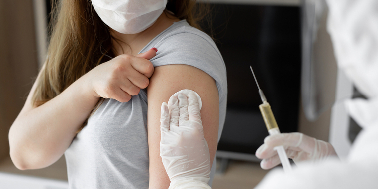 Kvinde skal have 2. vaccinestik: Så kommer kæresten med vild trussel