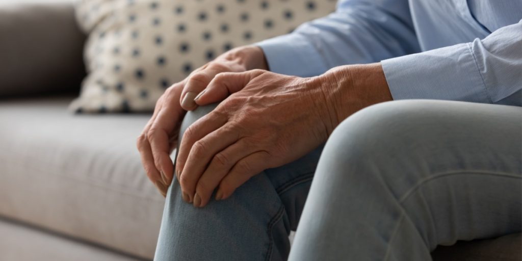 Folk over 60 år bør ikke drikke denne drik: Dine knogler betaler prisen