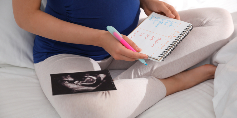 Mor blev holdt for nar i 2 år: “Vi gav vores datter et unikt navn – så indså jeg, at min mand havde snydt mig’