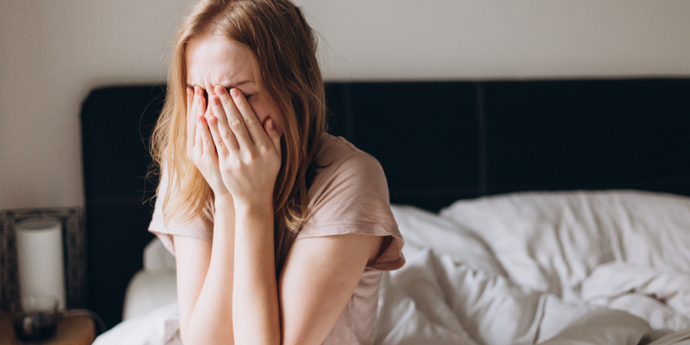 Kvinde i sorg efter brud: Raser da hun finder ud, hvem eksmanden tager med på deres brylluprejse