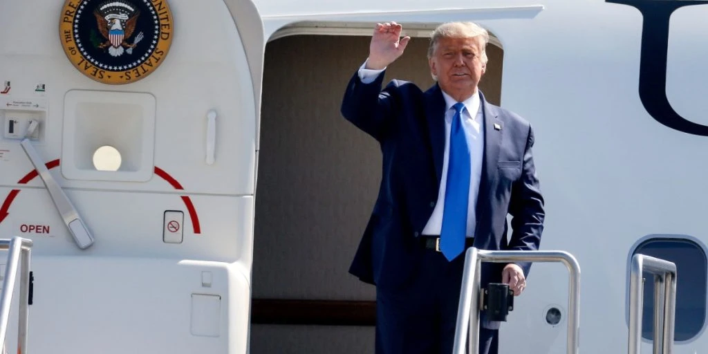 Jamen, er det ikke fra en julekalender: Trump viser første guldkort frem