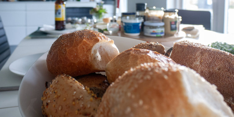 Lukkede munden på konen med særlig besked ved morgenbordet: ”Hun sad og snakkede uafbrudt”