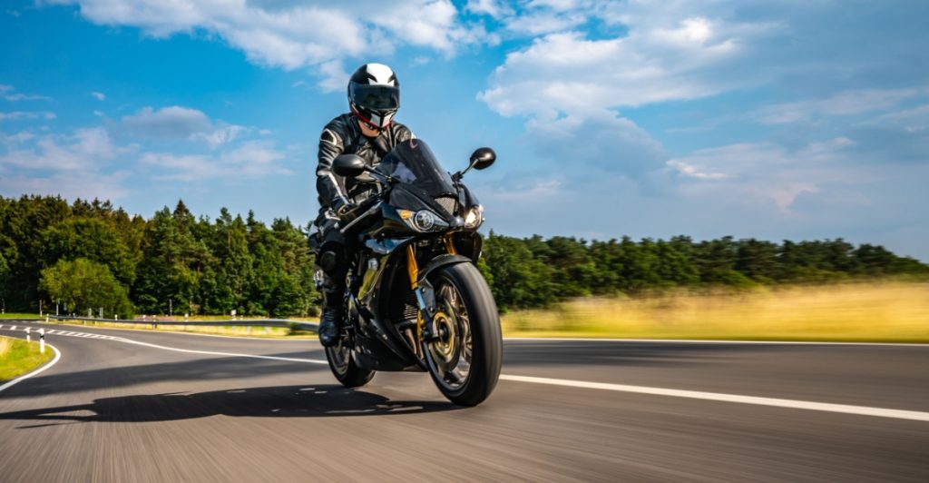 Ser du en motorcyklist banke på hjelmen, bør du straks være opmærksom