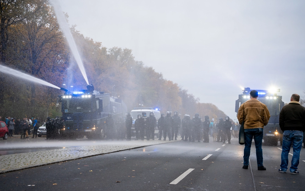 Politiets vandkanoner giver kvinde kraniebrud under demonstration mod lockdown