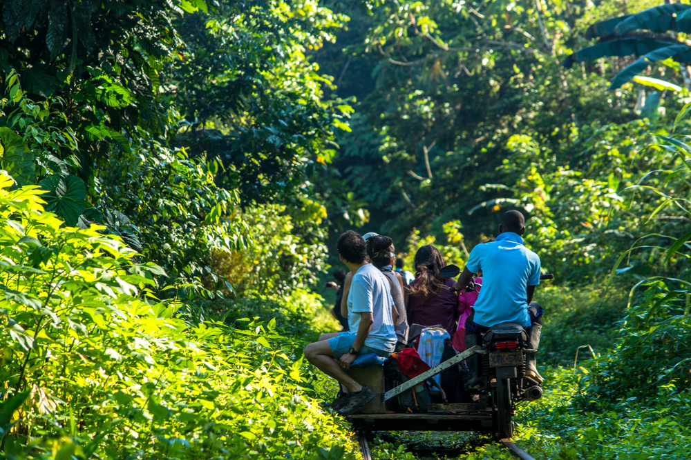 Børn overlevede 40 dage i regnskoven: Far anklaget for seksuelt overgreb mod steddatter efter flystyrt