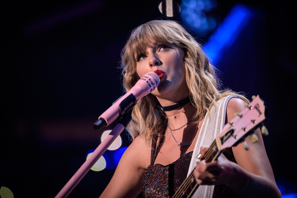 Tragisk: Flere tusinde besvimede og ung kvinde døde under Taylor Swift-koncert