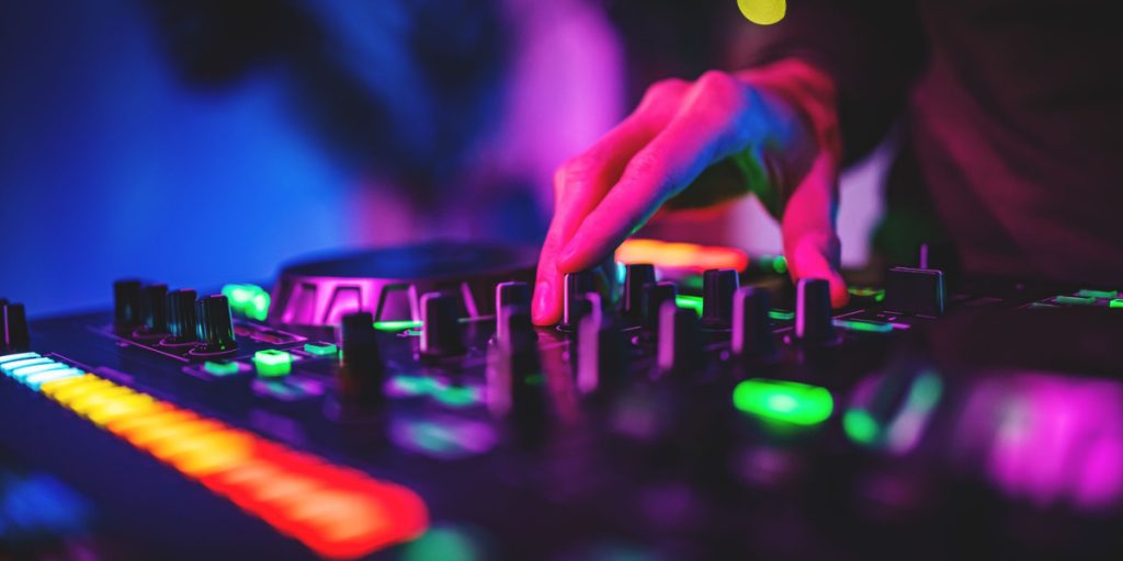 Populær DJ indlagt med covid-19 i snart 4 år