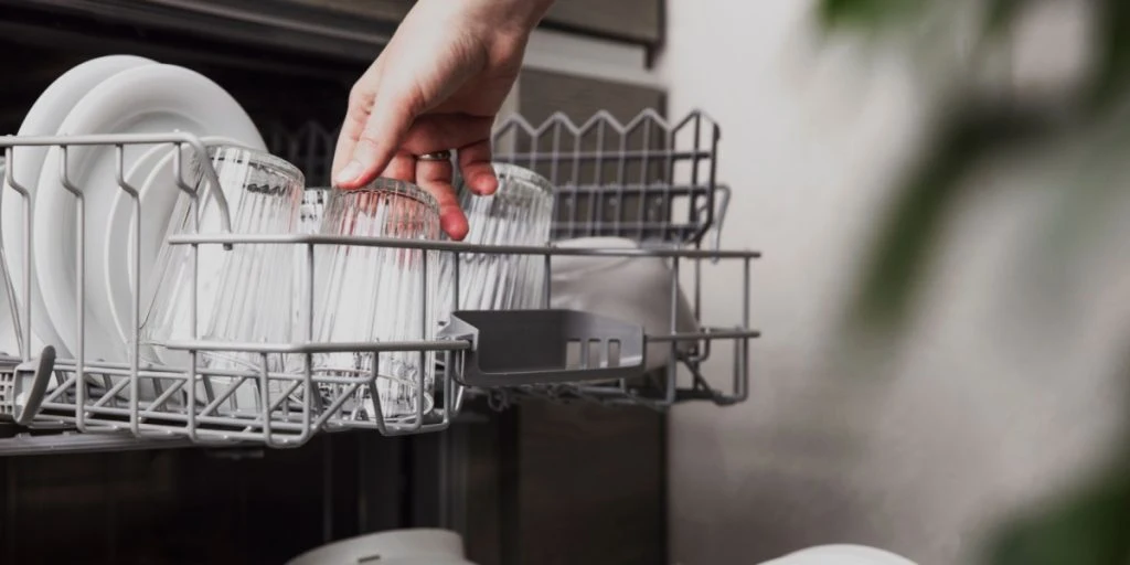 Størstedelen gør dette med glassene, når de kommer ud af opvaskemaskinen – men det er farligt