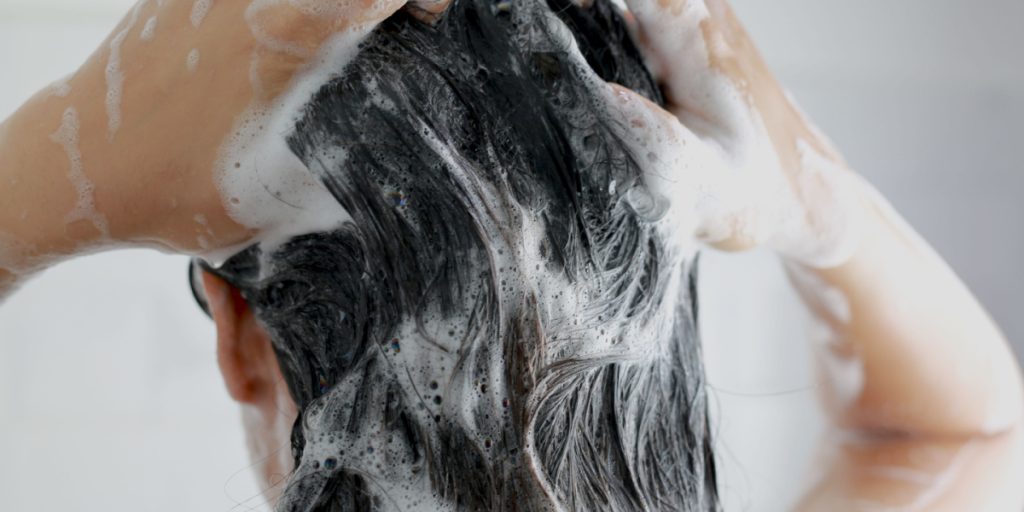 Ekspert advarer danskerne om skadelige stoffer: Tjek din shampoo