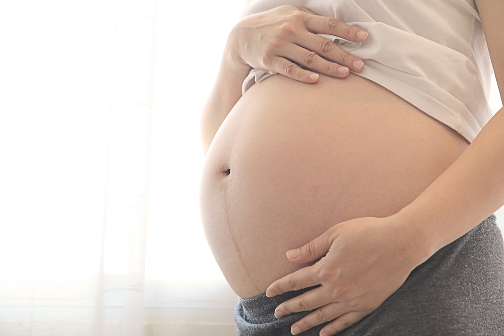 Gravid kvinde sender sødt billede af maven til sin mand: Nu griner alle af mandens åndssvage svar