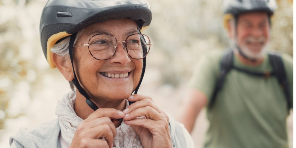 Skilsmisse tog næsten livet af hende: Nu rejser bedstemor verden rundt på cykel