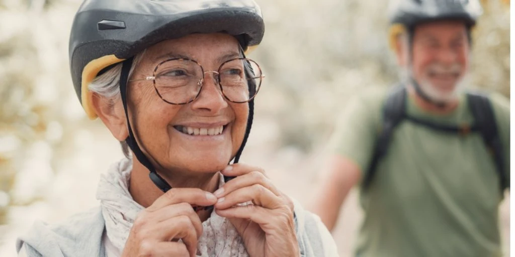 Skilsmisse tog næsten livet af hende: Nu rejser bedstemor verden rundt på cykel