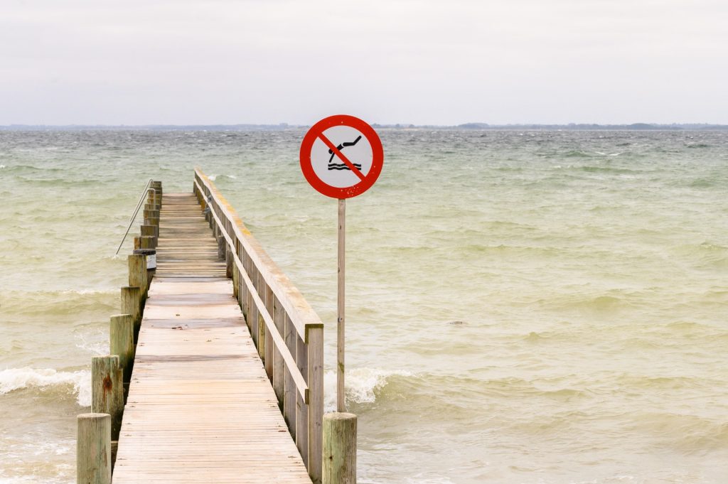 Rødt flag på flere badesteder i Danmark: Der flyder lort i vandet