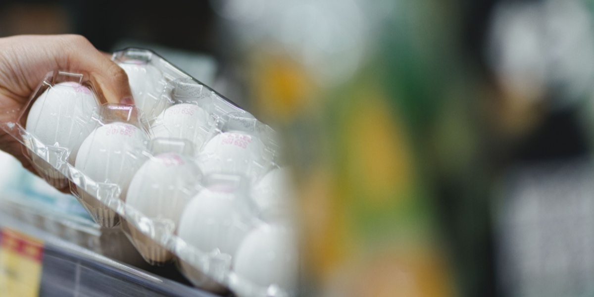 4-årig barn ødelægger æg i supermarkedet – men hvad medarbejderen så siger, får det til at løbe koldt ned ad ryggen