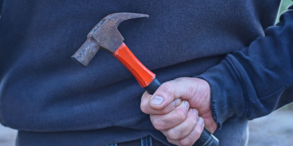 12-årig dreng gik til angreb med hammer: Men folks reaktion er udelukkende ros