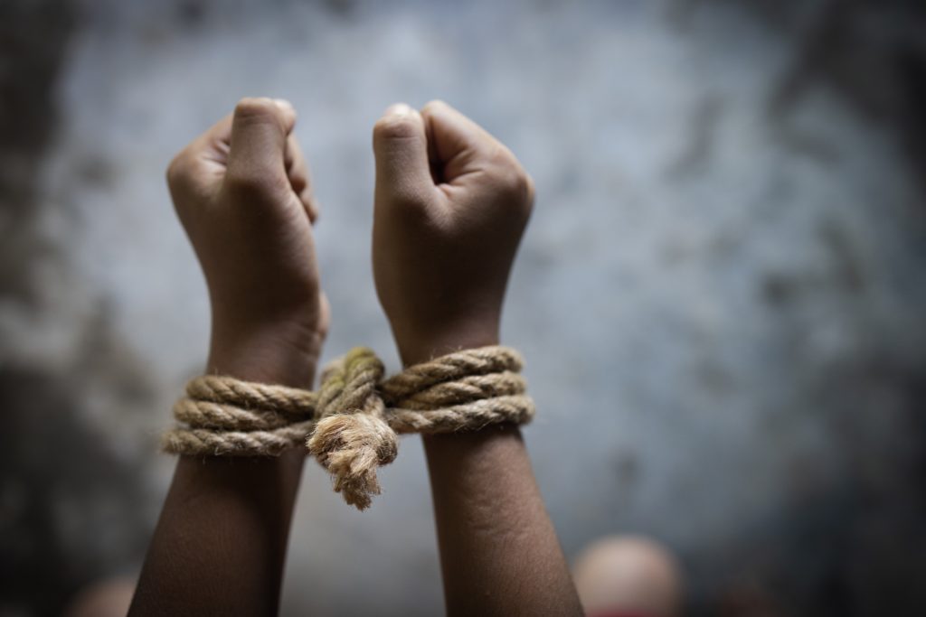 Mor dømt for at kidnappe og sælge sin egen datter