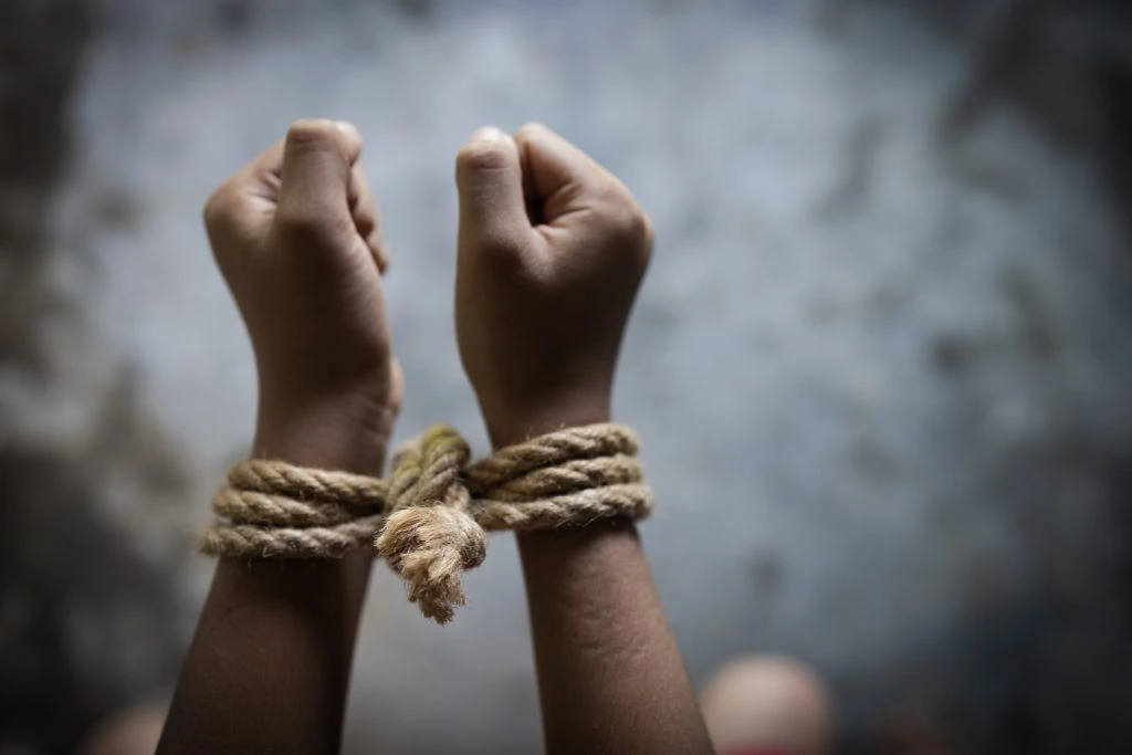 Mor dømt for at kidnappe og sælge sin egen datter