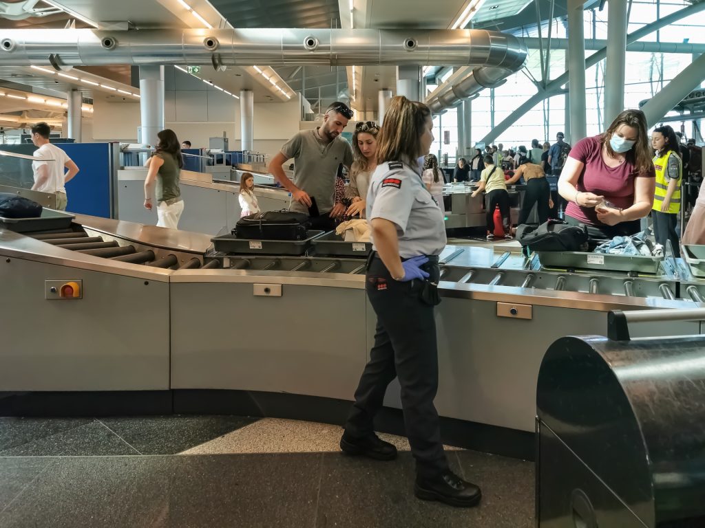 Slut med bøvlet og tidskrævende sikkerhedskontrol i lufthavnen.