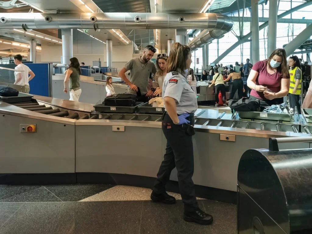 Slut med bøvlet og tidskrævende sikkerhedskontrol i lufthavnen.