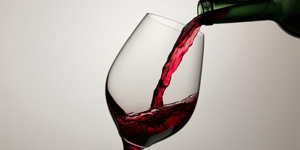 30-årige Emilie sælger hjemmelavet vin til 900 kroner flasken: Folk køber dem af “helt særlig grund”