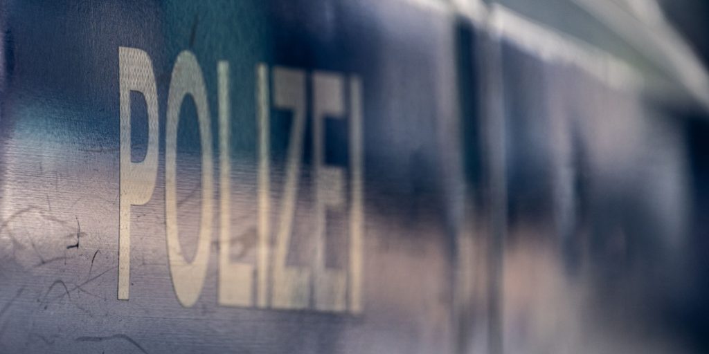 BREAKING: Bil kørt ind i stor folkemængde