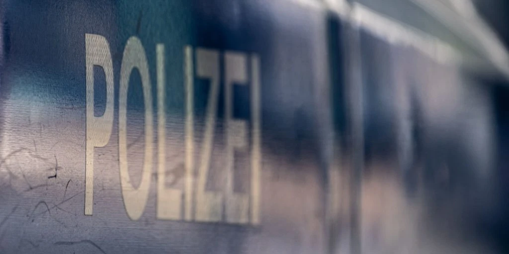 BREAKING: Bil kørt ind i stor folkemængde