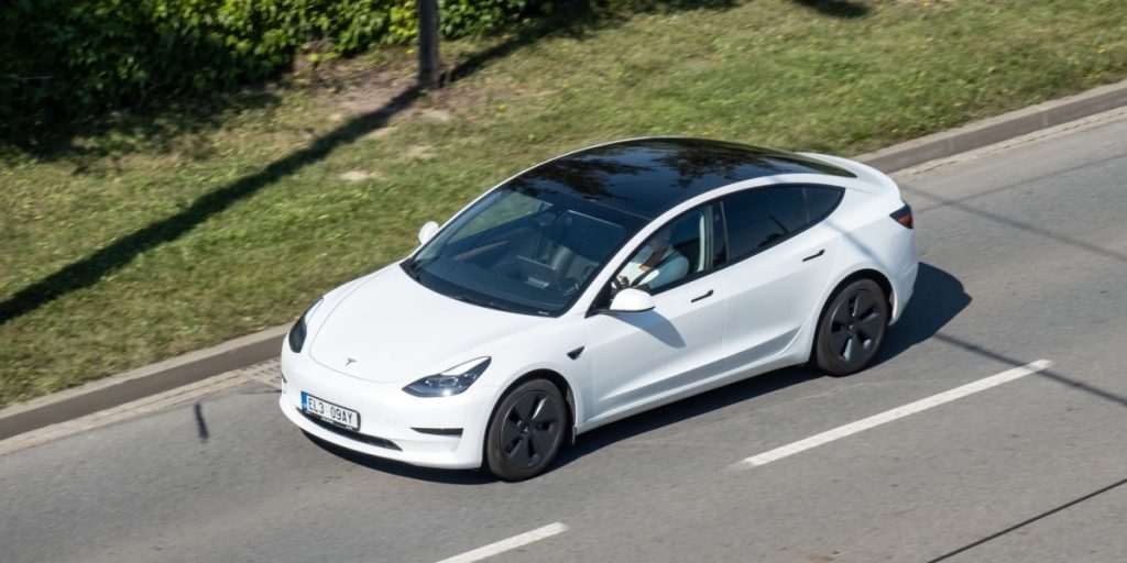 Kan det virkelig passe? Tesla-ejer pålagt regning på 150.000 kroner for reparation efter kørsel i regnvejr