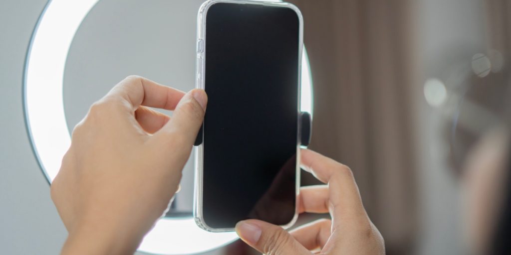 Tusindvis raser mod influencer: “Skam dig”
