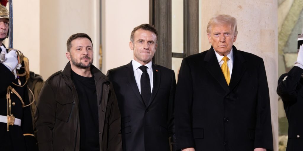 Læbelæser afslører kolde ord fra Trump til Macron og Zelensky ved pavens begravelse