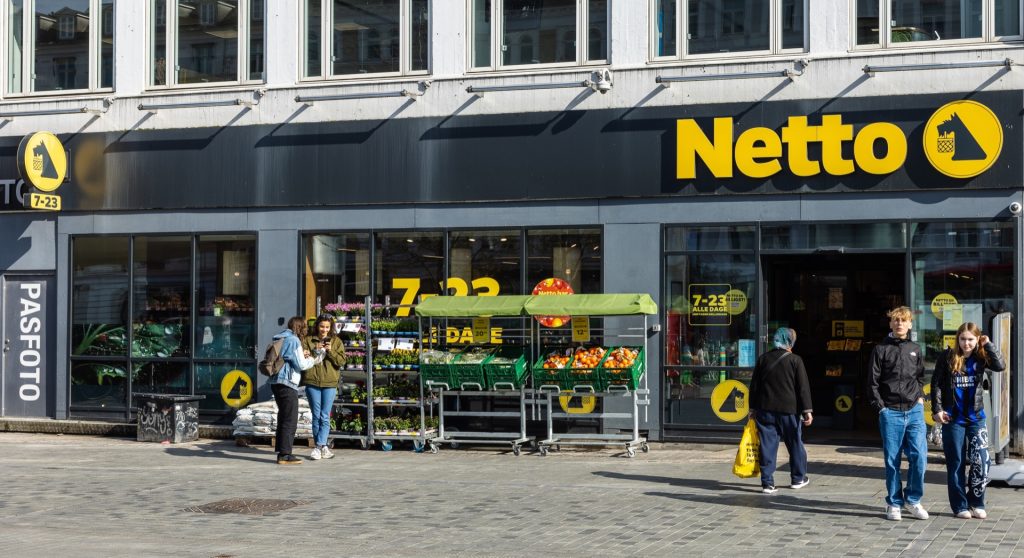 62-årig kvinde blev nægtet adgang i Netto: Begik vold mod 18-årig ansat