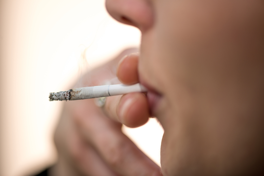52-årig gik amok på teenagepiger: Tværede cigaret ud i ansigtet på 17-årig