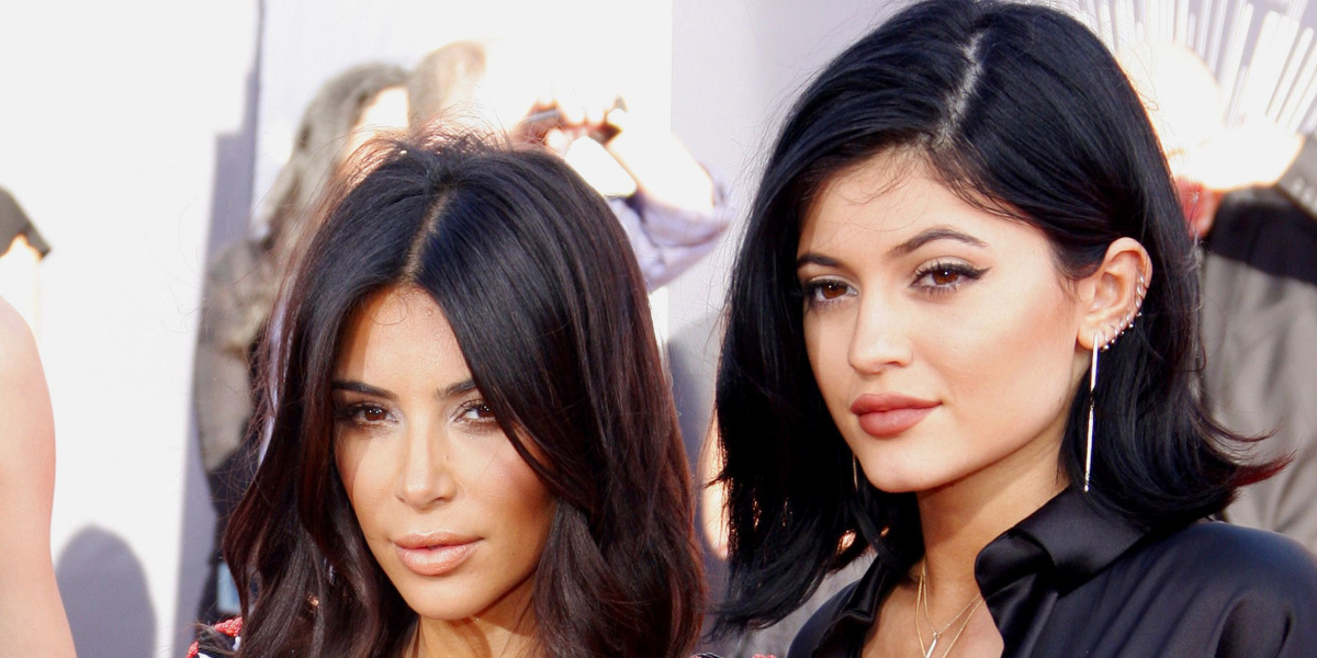 Kim Kardashian og Kylie Jenner gør det igen: Smider tøjet under sydens sol