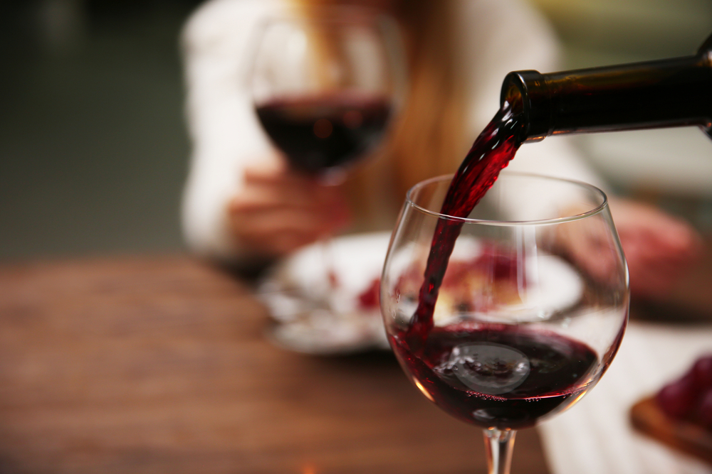Forskere: Derfor skal du drikke to glas vin inden sengetid