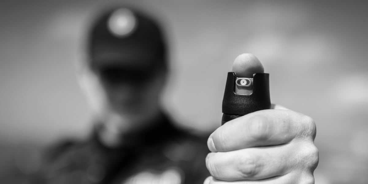 Voldsom anholdelse: Niårig pige i håndjern pebersprayet