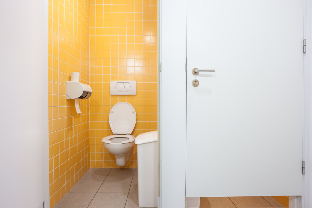 Se billedet: Mand fundet på toilet i indkøbscenter – men hvem er han?