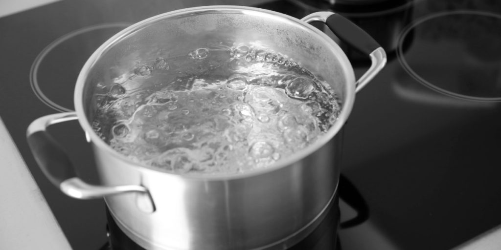 Det kræver blot én ingrediens: Sådan undgår du at vandet koger over