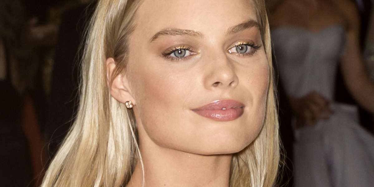 Margot Robbie trusseløs på sofaen: Overlader næsten intet til fantasien